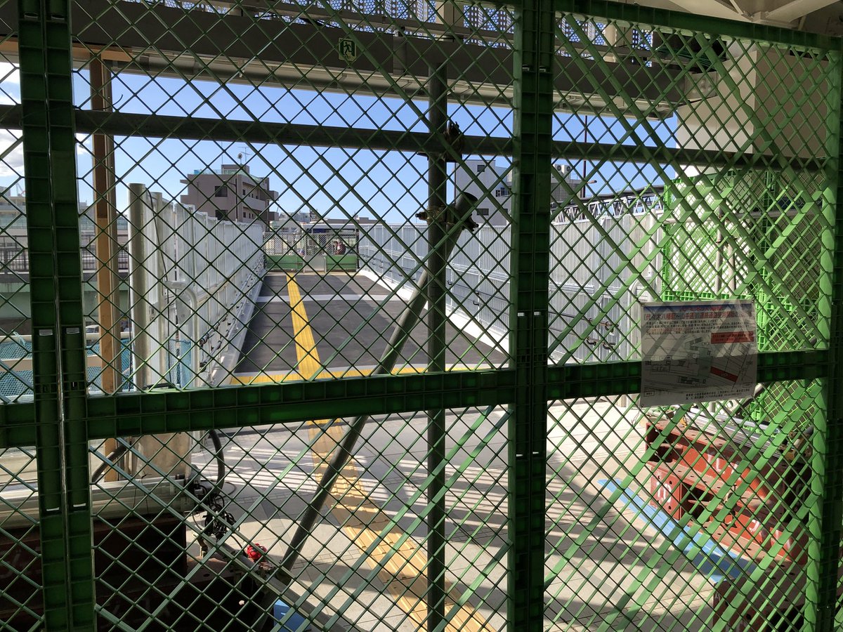 代々木八幡駅から山手通りに繋がる橋。11月末に開通らしい。駅側から山手通りをのぞむ景色。 #変わりゆく代々木八幡 