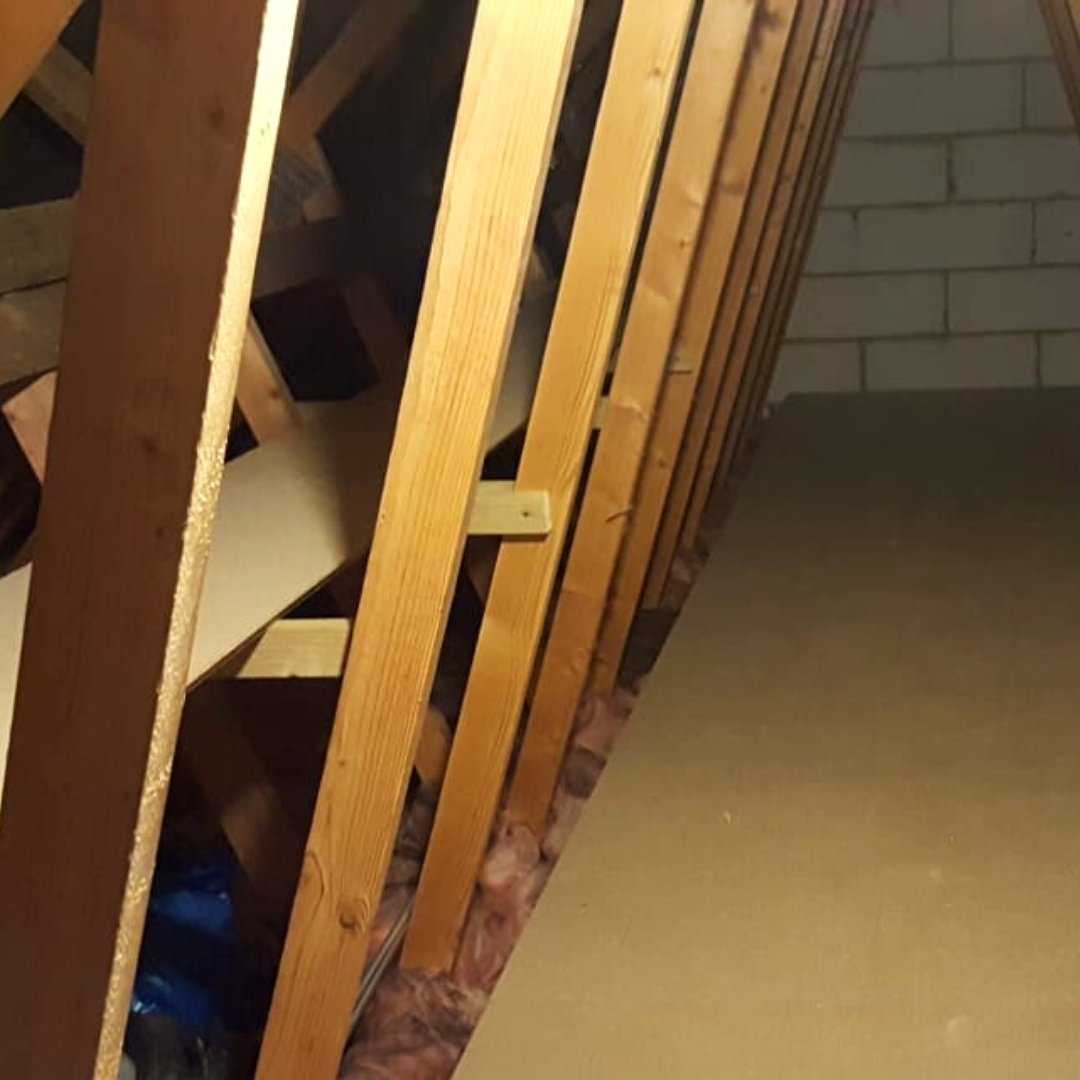 LoftForce's tweet image. **BEFORE AND AFTER PICS **⁣⁣

This house in #Southampton had squashed insulation, no storage and dodgy access using stepladders 😱

We installed a raised #Loftzone floor above the insulation, shelves for extra storage, a new hatch and ladder AND a safer walkway! 👍