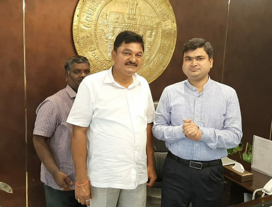 mallikarjun_bjp's tweet photo. కలెక్టర్ సర్పరజ్ అహ్మెద్ జన్మదిన సందర్భంగా వారికి సన్మానం చేసి స్వీట్లు తినిపిస్తున్న బరోసా స్వచ్చంధ సంస్థ వోదెల మల్లికార్జున్, అక్కినపల్లి నాగరాజు వారి మిత్రులు.
Post by
#TeamVMK
Follow Vodela Mallikarjun's Facebook Page
https://t.co/1atM0FlERo https://t.co/qDOl1iRAP3