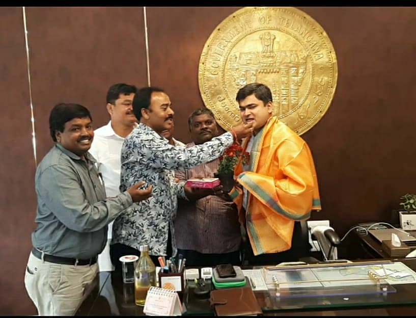 mallikarjun_bjp's tweet photo. కలెక్టర్ సర్పరజ్ అహ్మెద్ జన్మదిన సందర్భంగా వారికి సన్మానం చేసి స్వీట్లు తినిపిస్తున్న బరోసా స్వచ్చంధ సంస్థ వోదెల మల్లికార్జున్, అక్కినపల్లి నాగరాజు వారి మిత్రులు.
Post by
#TeamVMK
Follow Vodela Mallikarjun's Facebook Page
https://t.co/1atM0FlERo https://t.co/qDOl1iRAP3