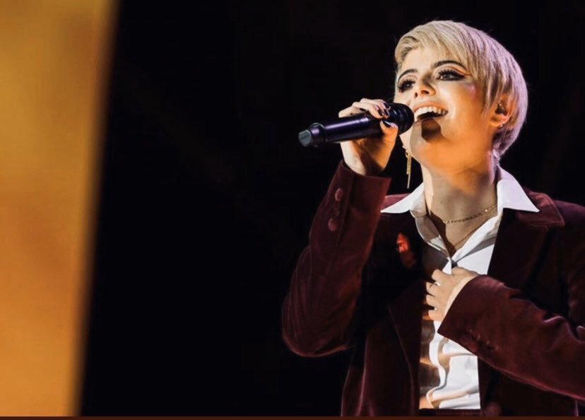 AlbaRecheChile's tweet photo. 🔴 | #AlbaRecheInRed 
Más fotografías de Alba durante su actuación en la #GalaSida2019 de @PeopleInRedGala, donde cantó Quimera ❤️

 📸: Vía @CarlotaSerarols https://t.co/dRojxCNeKK