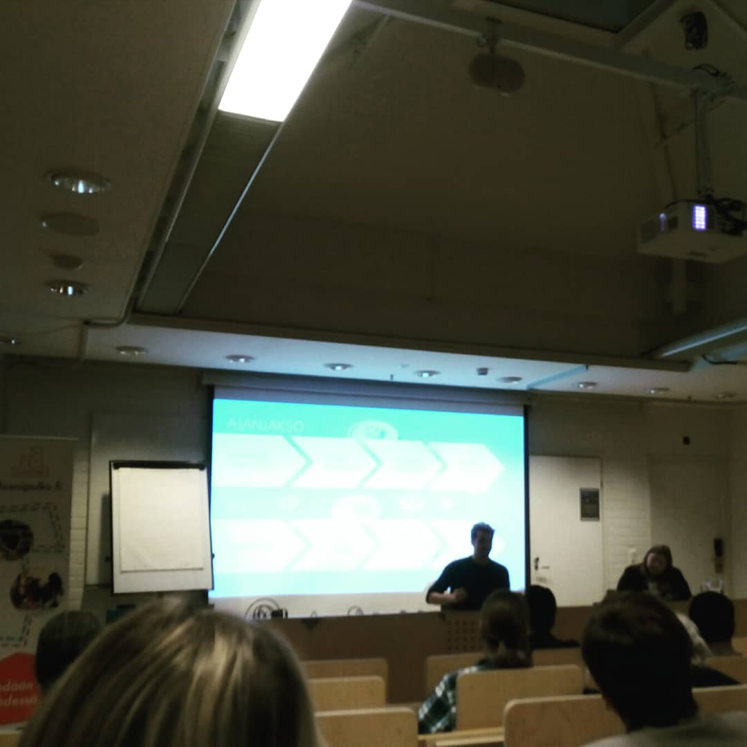 Tämän kuvan myötä pakko palata eilisen päivän fiiliksiin. Olipas hyvä #DUUNIPOLKU hankkeen loppuseminaari Tampereella. Kiitos innostava ja ajatuksia herättävä puhuja <a href="/PerttuPolonen/">Perttu Pölönen</a> tulevaisuuden taidoista ja osaamisesta. "Mitä sellaista sinulla on, mitä ei saa internetistä?"