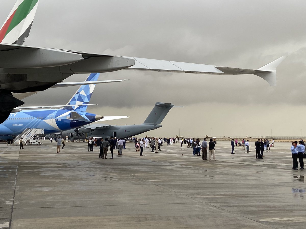 guy_stockill's tweet photo. Not the same sky here on day 4 of the Dubai Air show #secapem #DAS19 https://t.co/XONAKeCq4z