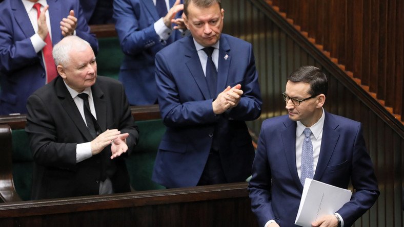 BWisniakowski's tweet image. W #expose @MorawieckiM sformułował polityczną doktrynę #PiS:
Rynek wolny, ale kontrolowany przez państwo. Praworządność, ale podporządkowana sprawiedliwości definiowanej przez partię. Techniczna nowoczesność, o ile nie szkodzi tradycji. I otwartość na świat, na własnych warunkach