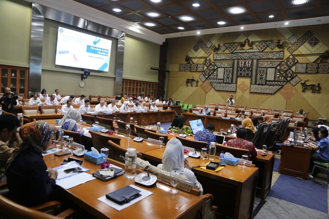 idafauziyah's tweet photo. Rapat kerja dengan komisi IX, membahas banyak hal terkait Terkait peningkat kompentensi angkatan kerja melalui prgram kartu pra kerja. Kita rancang agar tahun 2020 kita sudah bisa running. Mohon semua stakeholder bisa ikut berpartisipasi dan mengawasi agar ini bisa tepat sasaran. https://t.co/ijHgvAv0tp