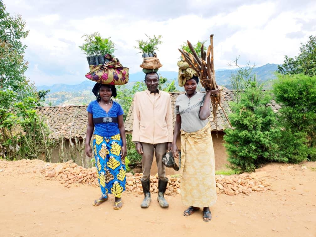 oneacrefundRW's tweet photo. Today we celebrate surpassing 10 million trees distributed so far! We are grateful to the @RwandaGov @RwandaAgriBoard @TMuhinzi for all the support geared towards this great milestone. #farmersfirst #treeplanting #distribution https://t.co/pjL4UHbxq6