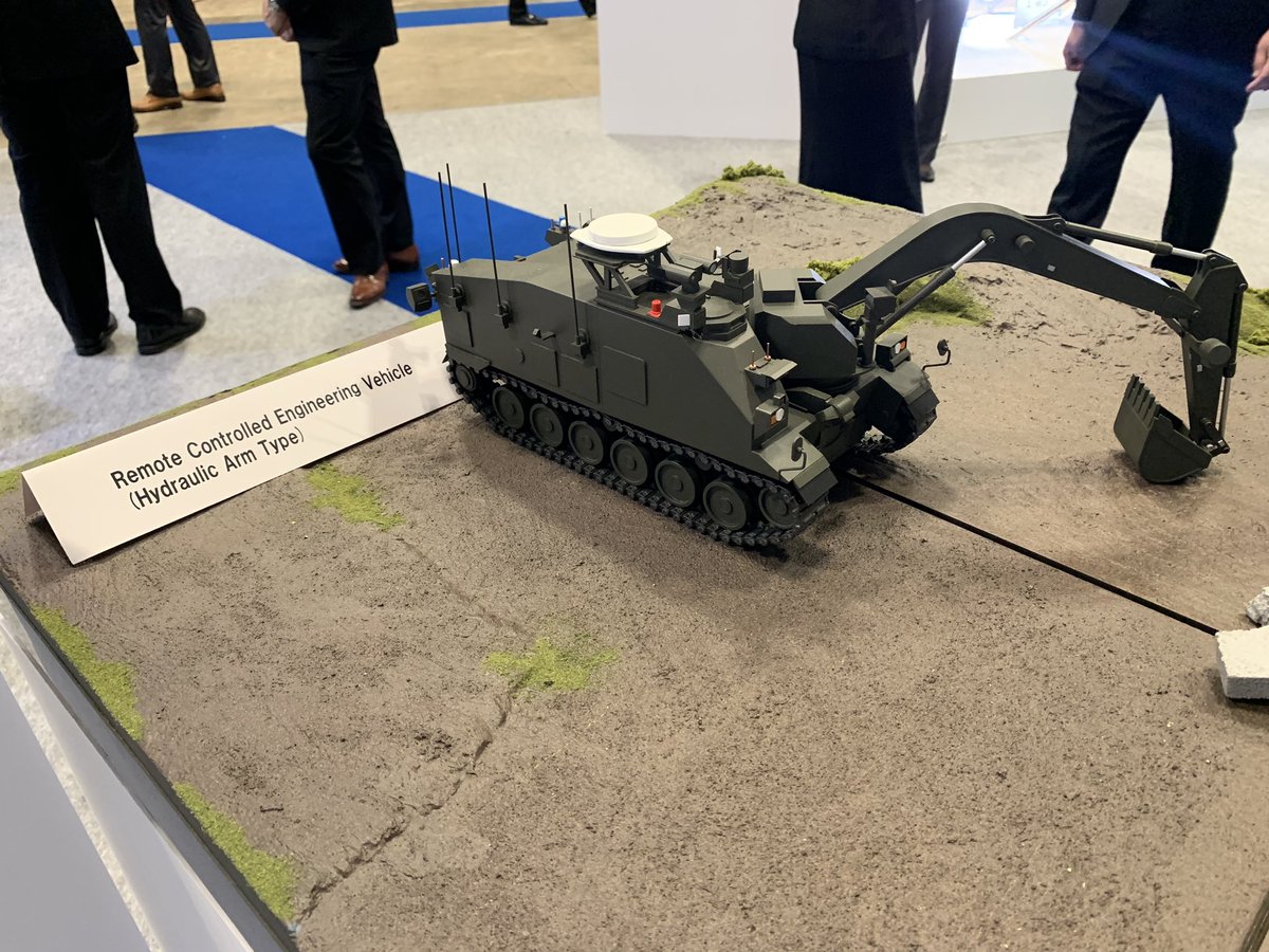 2805662's tweet photo. #ATLA &amp; #Komatsu jointly developed remote armoured engineering. Range-extension via modified #Mitsubishi Pajero, C2 from an armoured ISO container, common armoured chassis w/either dozer or hydraulic arm. #DSEIJAPAN2019 @thinkdefence https://t.co/1eBFXKyupn