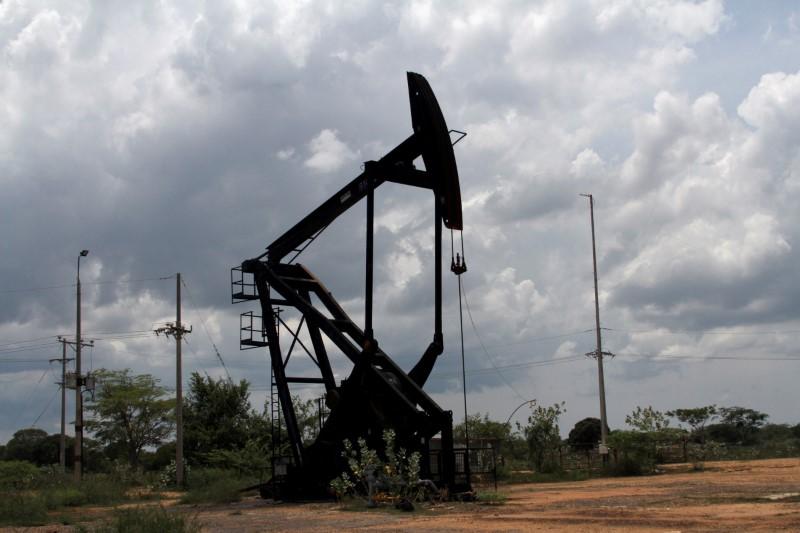 Oil prices extend losses on supply, trade war fears https://reut.rs/2pALSUT