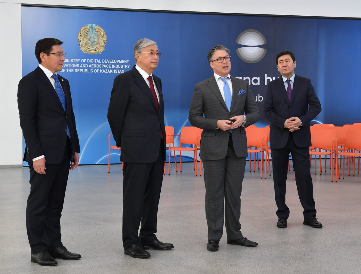 TokayevKZ's tweet photo. Цифрландыру – заман талабы. «Astana Hub» отандық инновациялық цифрлық ортаның дамуына мол үлес қосуда. «Digital Centre» (цифрлық ХҚКО) көптеген мемлекеттік қызметтерді электрондық түрде көрсетеді. БҰҰ рейтингі бойынша Қазақстан 26-шы орында. https://t.co/km2QBZSGF6