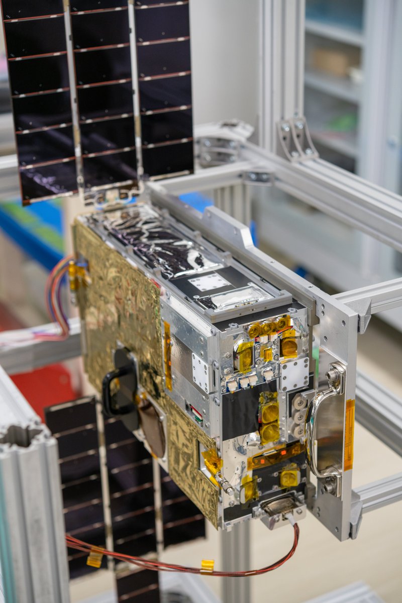 先日太陽電池を広げて回転させる試験を行った時の写真です。
地上では小さく収まっているEQUULEUSですが、宇宙では太陽電池を広げ、人間の身長くらいの大きさまで広がります。
この試験で太陽電池が回転するのを撮影した動画も後日公開予定です。