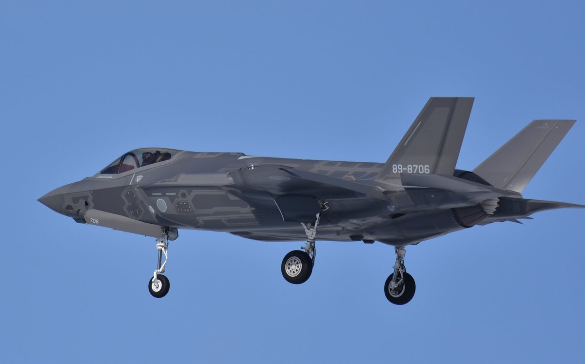 shin_f_eagle's tweet photo. 朝から吹雪で行こうか迷いましたが、F35が降りる時は天気も良く、少し積もった雪で若干雪レフ有りで行って良かった今日の三沢。 https://t.co/pCvONFTSN4