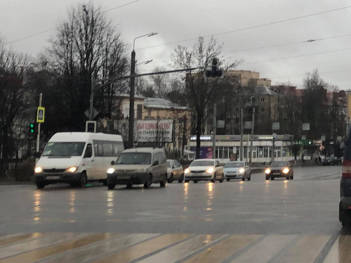 IPotracheno's tweet photo. Нам пишут:

"Перекресток улицы Гагарина и Николаева, нарисовали новомодную вафельницу а на светофорах нет отсчета секунд до того момента, как загорится желтый и красный..."

https://t.co/A1B4ddEL9q

#Россия #Смоленск #Дороги #Штрафы #Нарушения #ПИздесь https://t.co/jtUfirLENx