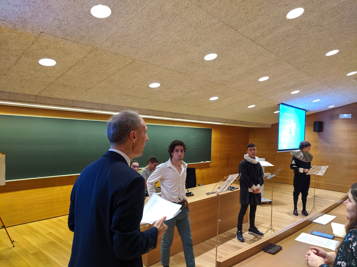 fylunav's tweet photo. ¡Comienza en la @unav el gran debate por la supremacía #barroca! El moderador, nuestro profesor #JavierAzanza, recibe a los candidatos: #Rembrandt, #Rubens y #Caravaggio. #DebateArtísticoFYL https://t.co/LSjHdURHlp
