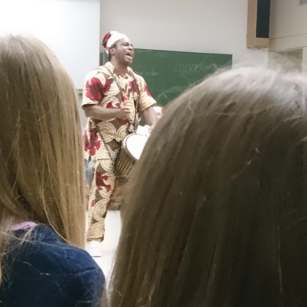 Gym_Seligenthal's tweet photo. 📗#Rythmus, #Spannung und #Begeisterung bei der Lese- und #Vorlesenacht der 5. Klassen am #Gymnasium. Neben #Geschichten aus #Afrika gab es einen Trommelworkshop mit Ifeanyi C. Okolo aus #Nigeria. Vielen #Dank!
#Seligenthal #lesen #Feiertag #vorlesen #schulleben_gym_seligenthal https://t.co/cQQCGeIqmQ