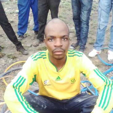 matika_sharon's tweet photo. This Mdc Alliance Youth thief was caught stealing Zesa cables, Apa unzwe tsvina inozobuda mumuromo mevanhu ivava vachisheedzera kuti Zanu hapana zvamukuita nxii matsaga evanhu @MdcMasvingo @PacheduZW @nickmangwana @InfoMinZW @Teechihuri @nelsonchamisa https://t.co/c4Gkjqum6Y
