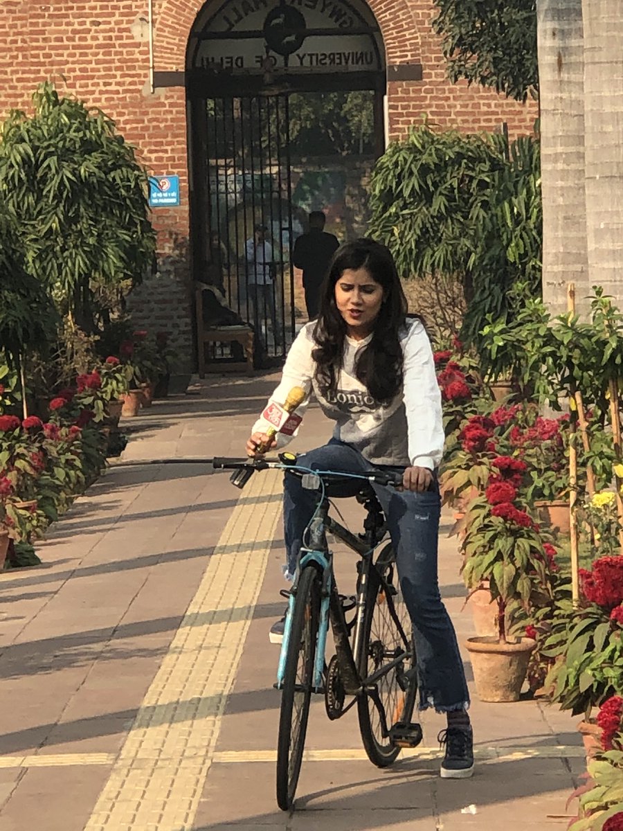 priyankaspeaks3's tweet photo. #KickStartDay ✨had a valuable conversation with DU students on JNU protest.Institution may not be similar but perception is;
Left to right : All India Topper and first rank holder in upper PG’s #ChandanKumar and DUSU Secretary @ashishlambansui https://t.co/UzrLNR0P0u