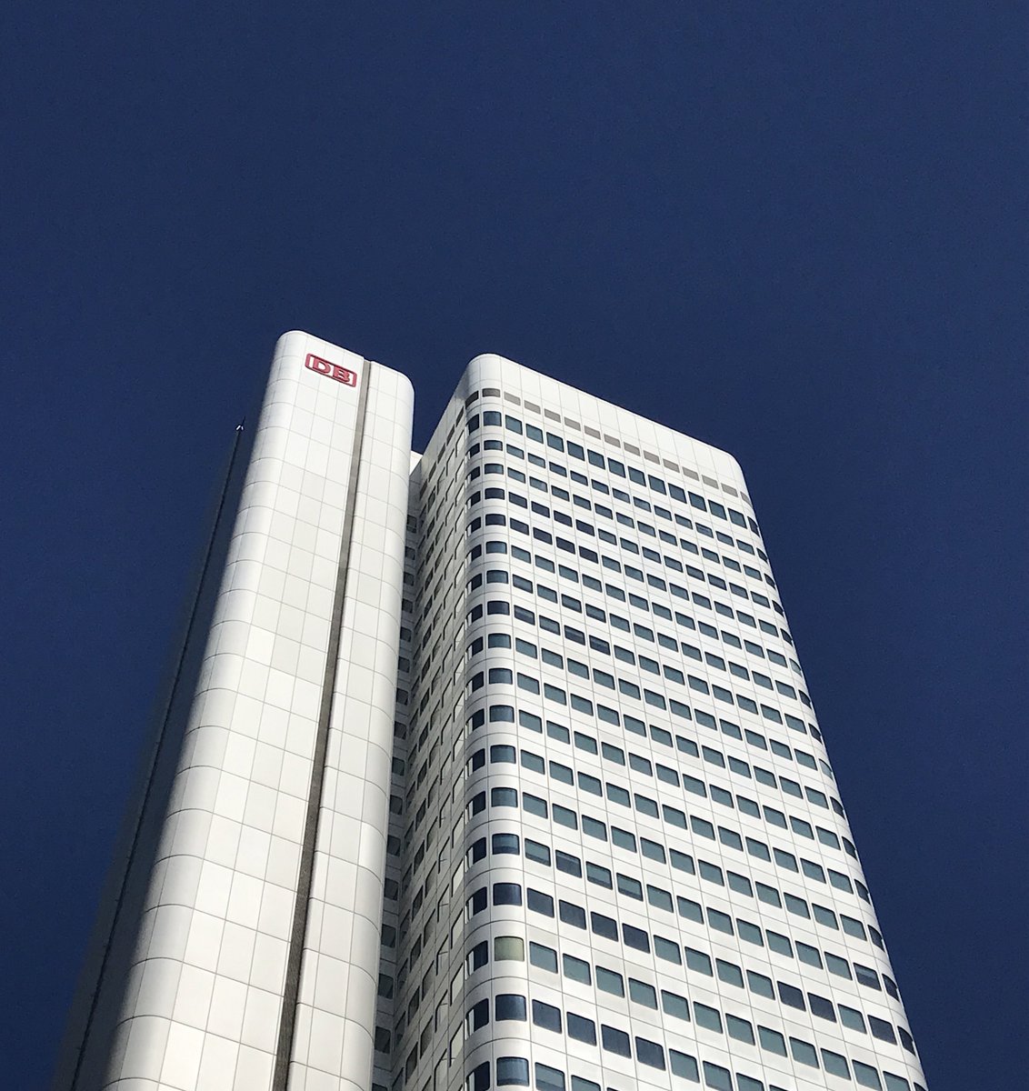 patparius's tweet photo. Haben Athlet/innen ein Mindset, um Innovationen voranzutreiben? Wie entstehen eigentlich Innovationen? > https://t.co/WpyamM3SIB Gemeinsam mit dem @DB_Skydeck bieten wir einen Blick hinter die Kulissen des #SkydeckAccelerator. #Athletendenken #ThinkingBeyondSports #SkydeckDemoDay https://t.co/YkpD7S3Y38