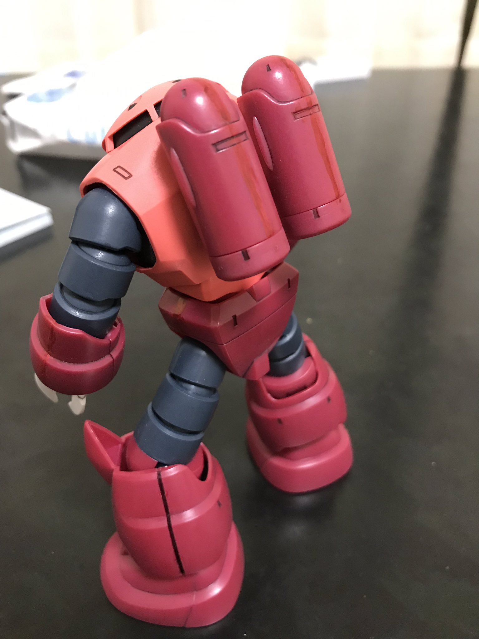 ぽん えぺれ 今回の失敗 合わせ目消しの過程で 赤いパーツのセメントが変色したため ガンダムマーカーでリタッチしたが かえって目立ってしまった デフォのモールドが浅いところをけがきニードルでなぞったが ずれまくって違うモールドが複数