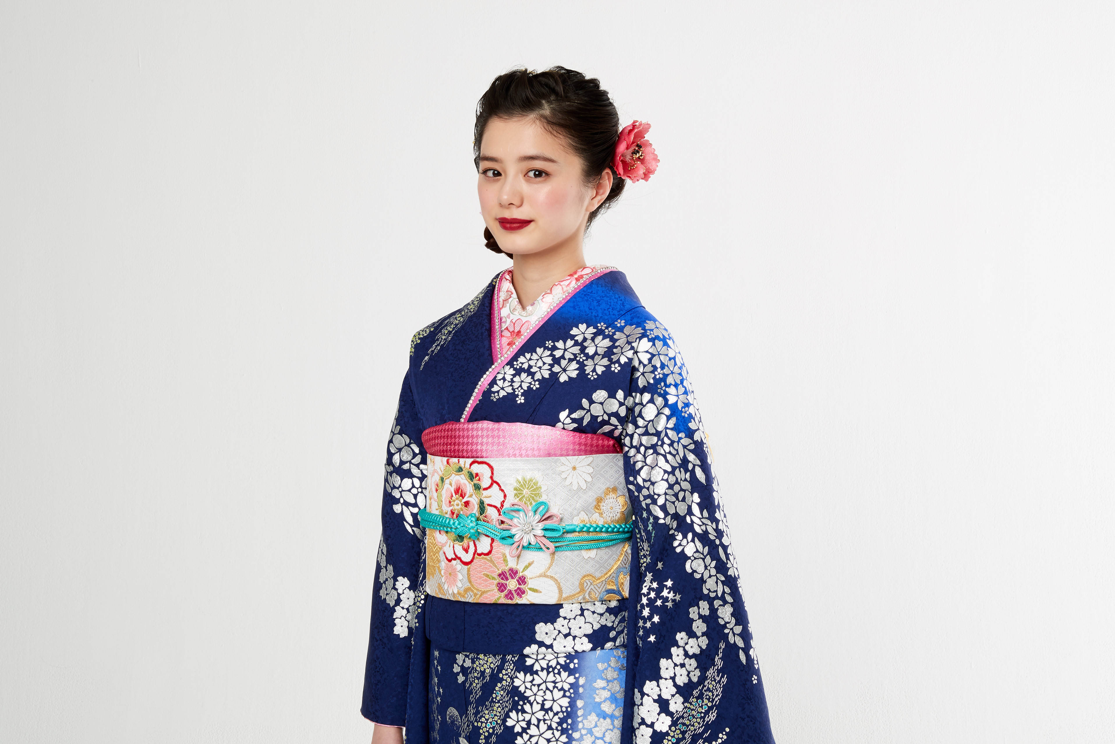 京都きもの友禅 公式 成人式はどんなヘアスタイルにする 下の方にまとめた編み込みとエアリーな前髪アップがポイント 大人っぽいけどカワイイ ヘアアレンジをもっと見る T Co 73v7krzru5 紺野彩夏 Konno Staff 京都きもの友禅