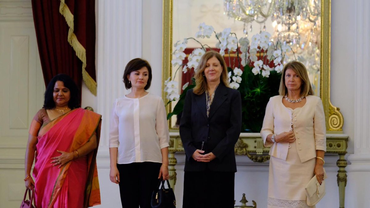 detikcom's tweet image. #Foto Presiden Joko Widodo menerima surat kepercayaan dari duta besar negara sahabat, Rabu (20/11/2019). Ada 14 negara yang menyerahkan surat kepercayaan. Berikut momennya! detik.id/6vX7GJ #Jokowi #Dubes
--
Foto: Andhika/detikcom