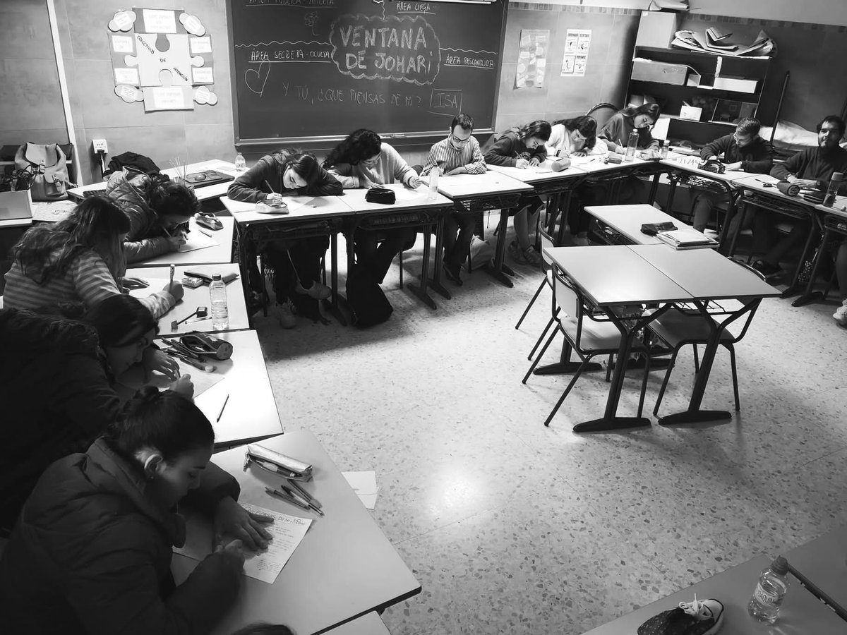 CES_RMISEVILLA's tweet photo. Los alumnos de #2APSD realizan hoy la dinámica de "La ventana de Johari" en el módulo de Destrezas Sociales con el fin de analizar, reconocer y aceptar sus fortalezas y debilidades en el ámbito social... 💙 #SurFEarParaAmar+ https://t.co/tDPgDMQmCr