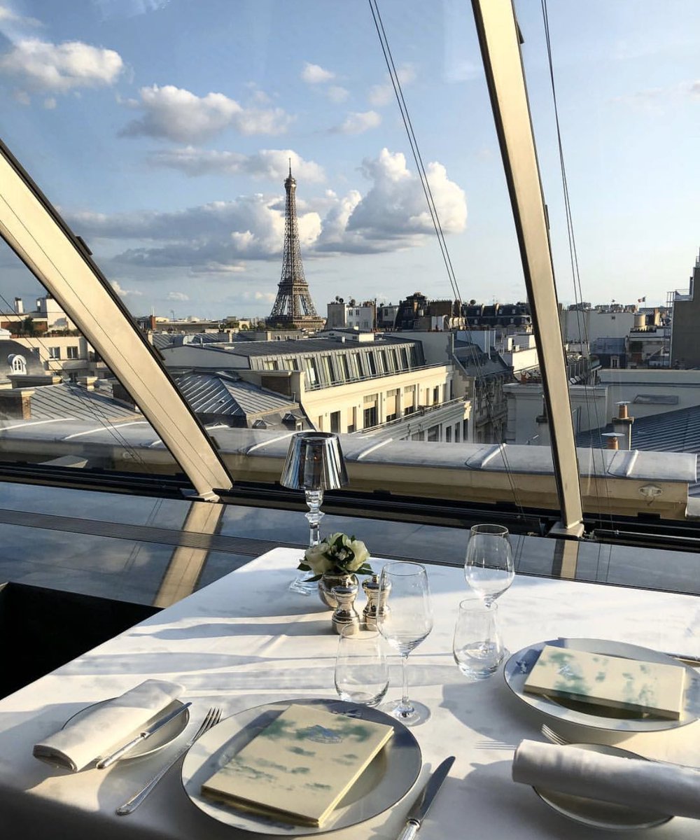 - L’Oiseau Blanc Paris 16 : la vue sur la Tour Eiffel elle est magnifique (idéal pour un date) tu m’invites là c une demande en mariage on est d’abord