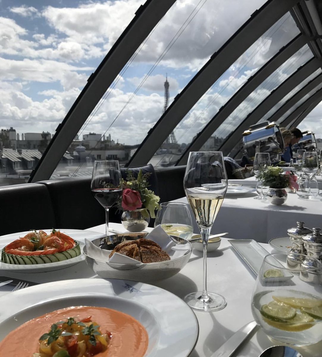 - L’Oiseau Blanc Paris 16 : la vue sur la Tour Eiffel elle est magnifique (idéal pour un date) tu m’invites là c une demande en mariage on est d’abord