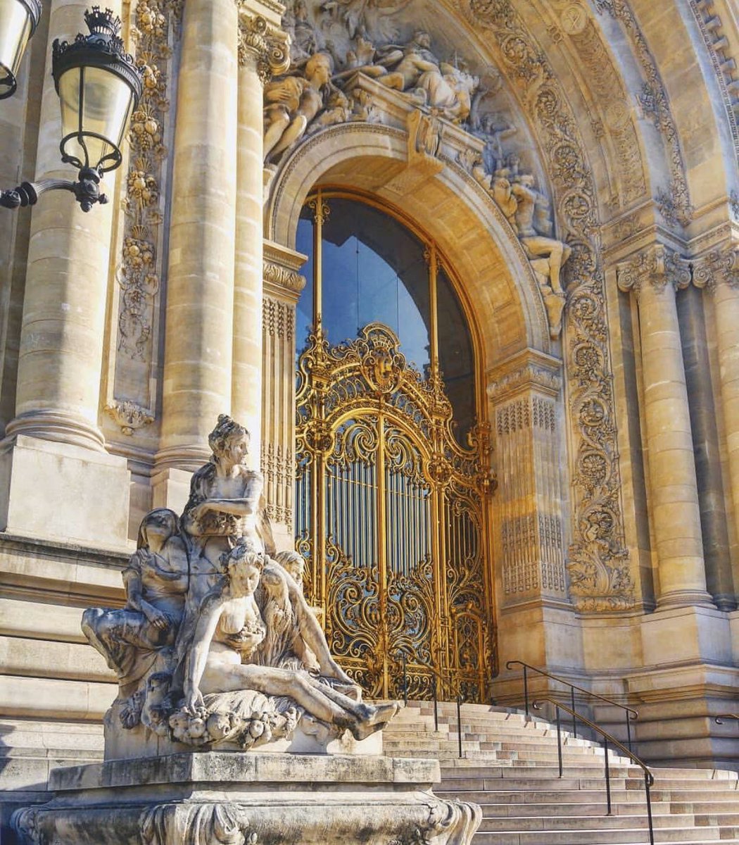 - Mini Palais Paris 8 : le décor est juste magnifique tu tapes tes meilleurs photos avec les colonnes blanches allez y prendre un verre