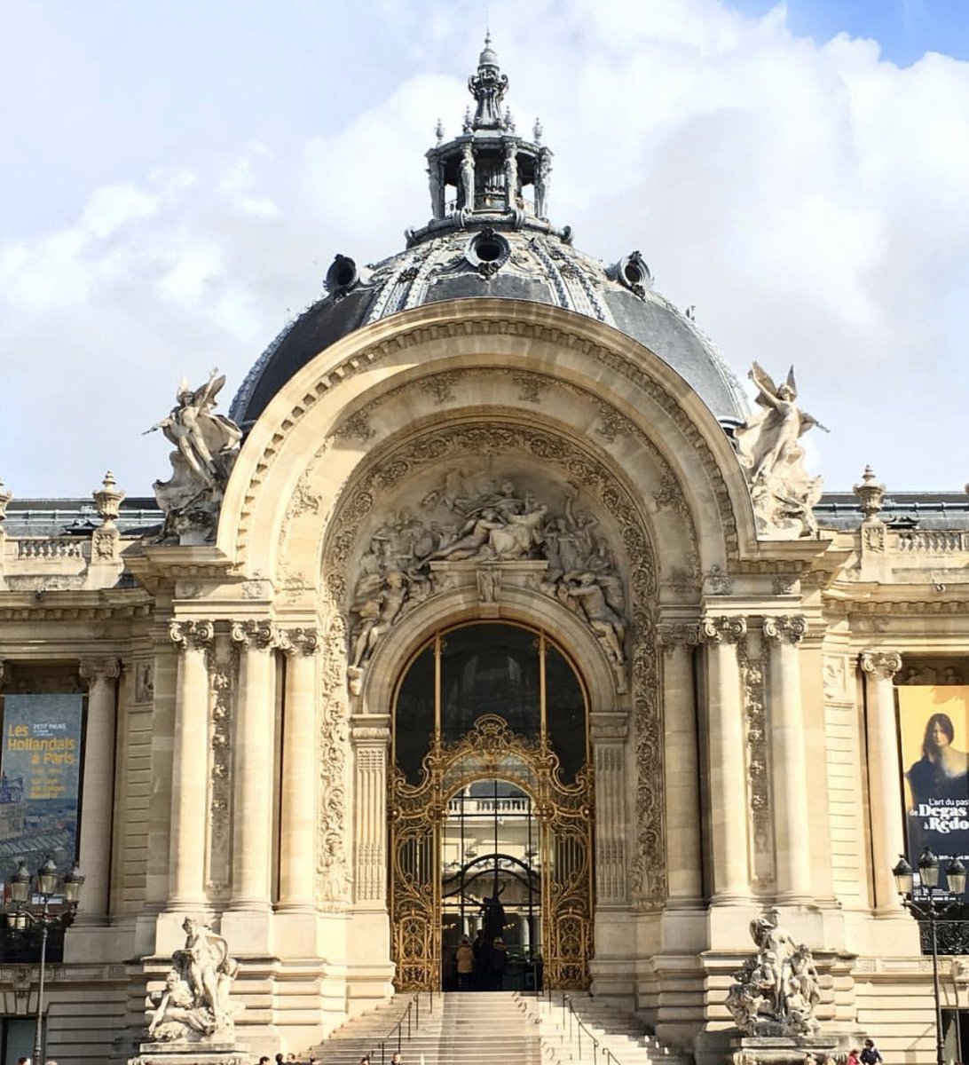 - Mini Palais Paris 8 : le décor est juste magnifique tu tapes tes meilleurs photos avec les colonnes blanches allez y prendre un verre