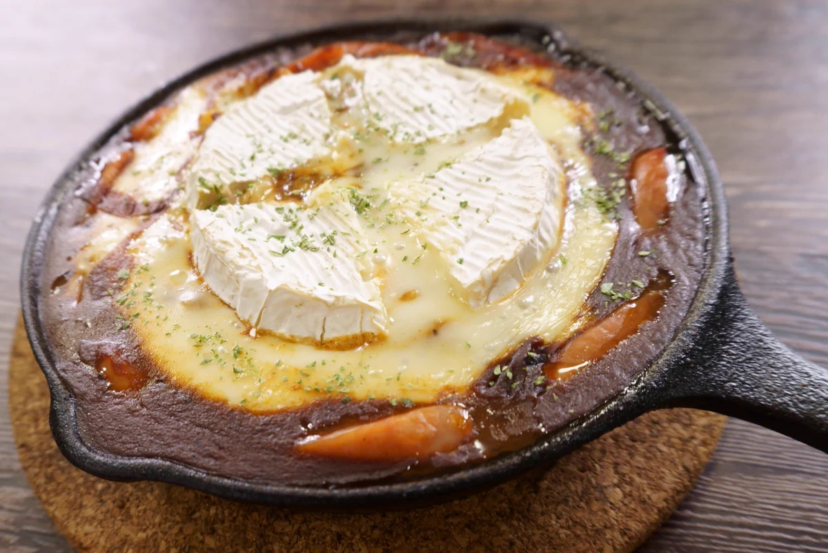 レトルトカレーで至福の一時を！「魅惑のカマンベール焼きカレー」のレシピ！