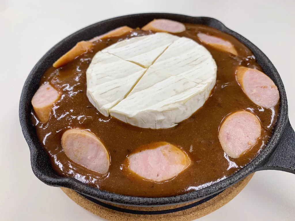 レトルトカレーで至福の一時を！「魅惑のカマンベール焼きカレー」のレシピ！