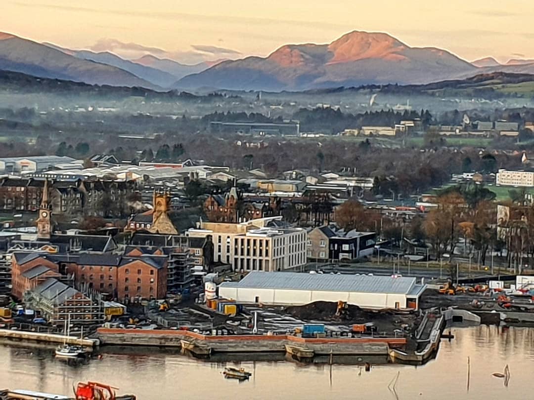 halljamm's tweet photo. #DumbartonRock in the sun, frost and cloud #altclut #Dùnbreatainn https://t.co/QAEAGxoZkN