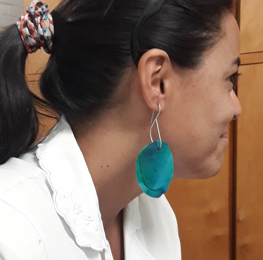 eliseli_'s tweet photo. ... accesorios de celulosa bacteriana!! Valentina, una de las docentes de 6to, probando uno de los diseños de cuero de kombucha de sus alumnos y alumnas. 😊
#esc339 #ceilab https://t.co/RUS06j2cud