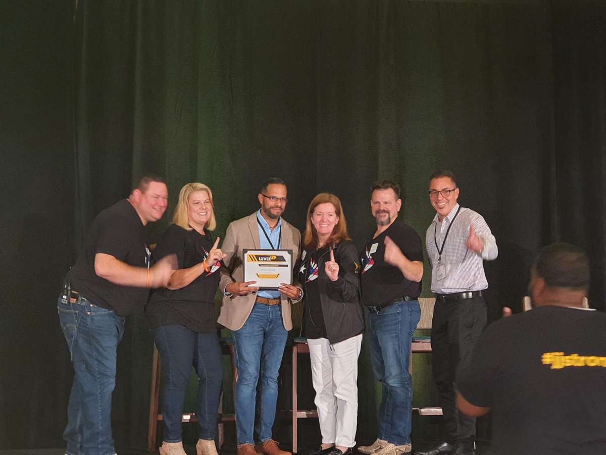jzt_5's tweet photo. Receiving the “Top Indirect Account Manager” award at the 2019 Sprint Level Up Sales Rally event ! @Aidita25 @Sprint_PR https://t.co/3Pmmxg2iCB
