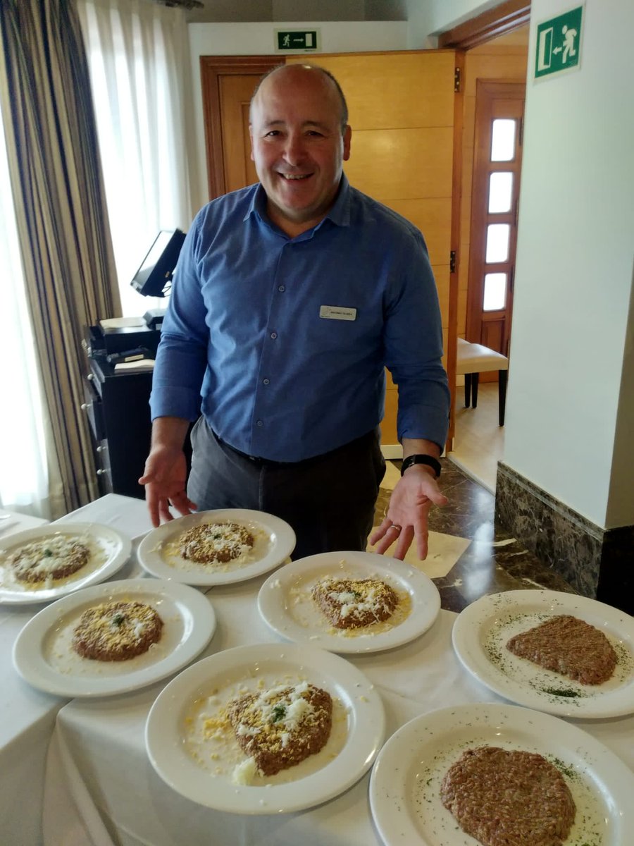 Hoy en Port Valencia Azafata gran trabajo de cocina y sala. Disfrutamos con el Steak Tartare y hacemos disfrutar.
<a href="/PortAzafata/">Port Azafata Valencia</a>
@PortHotels
<a href="/cheffazafata/">Jose Aragon</a>
<a href="/ACavero73/">Ana</a>
<a href="/eoluque/">Eva</a>
<a href="/AntonioTejera6/">Antonio Tejera</a>