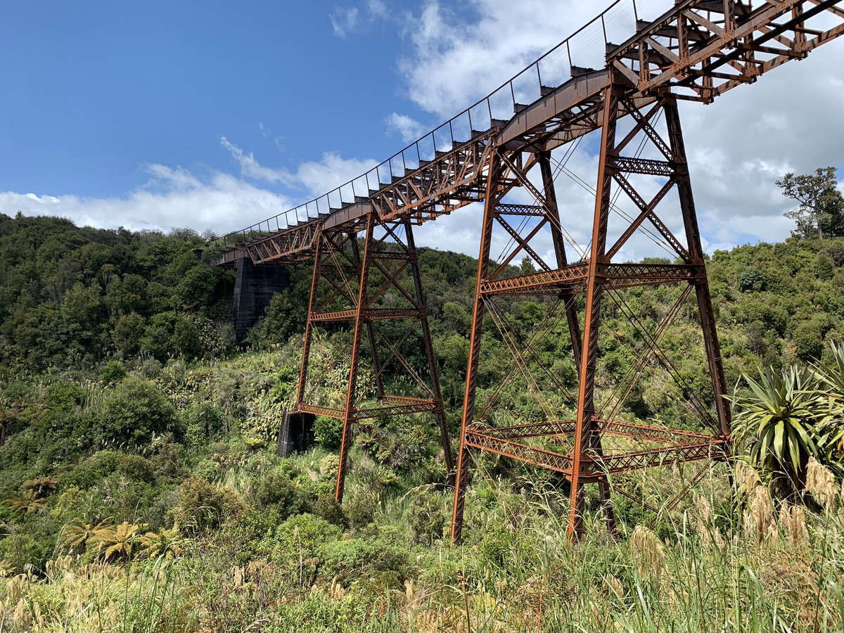 efdarlington's tweet image. Took a trail detour as I wanted to see the amazing bridge engineering. What an amazing structure! And now a superb cycle trail too. #TourAotearoa #NewZealand