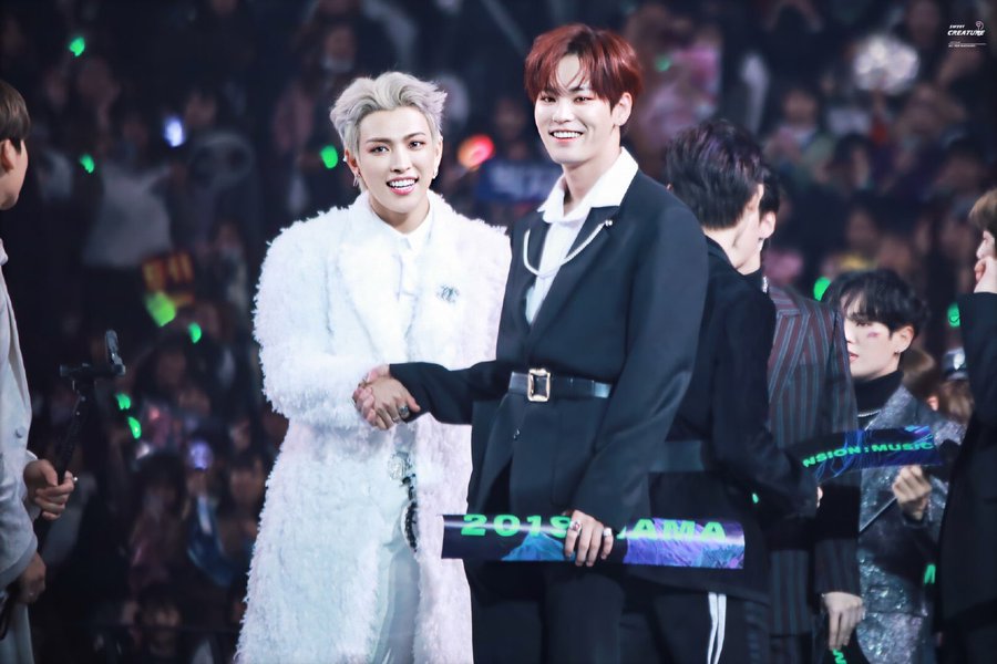  #UNINE Mingming with Hongjoong during  #MAMA2019 They're friends since Mixnine @ATEEZofficial  #ATEEZ    #에이티즈  