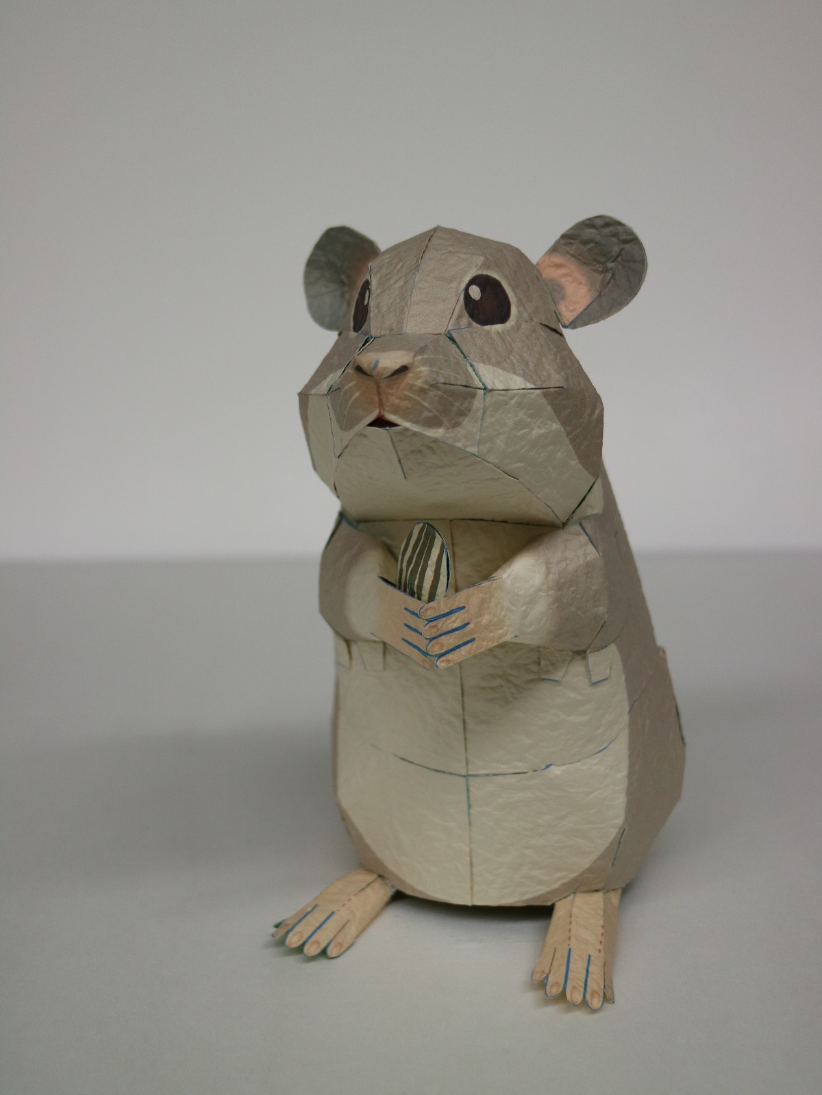 福井県立こども歴史文化館 1月5日 日 内藤さんのクラフト教室 今年はねずみ 年 ハムスターのペーパークラフトをつくろう を開催 ヒマワリの種をちょこんと持ったかわいい姿 ペットやキャラクターでも人気のあるハムスターはネズミの仲間 Let S