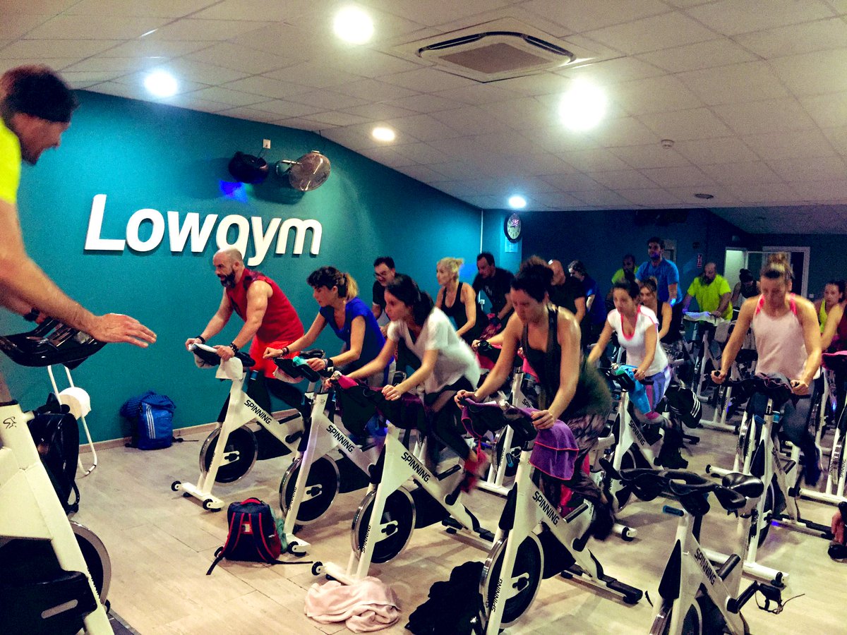 Si no te ha dado tiempo de acudir a nuestras clases dirigidas ¡aún estás a tiempo! 🙆🏼‍♀️🤗 te ofrecemos una última clase de cycling a las 21:30h 🚴‍♂️😱 ¿ alguien da más ?😬 #mairena #tomares #lowgym