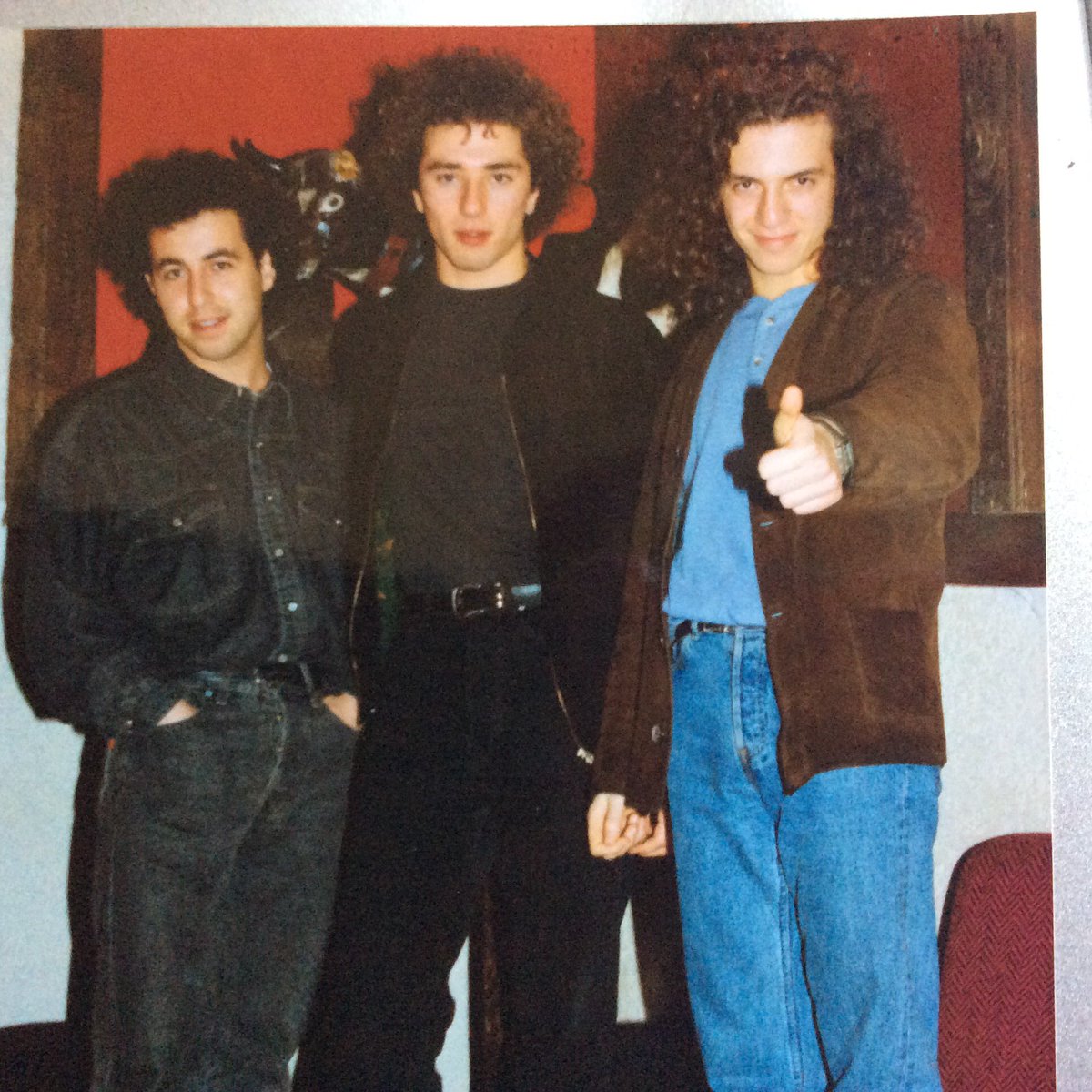 nath_sarmont's tweet image. Calogero enfant ( c’est celui qui tend sa main) , l’époque des « Charts »photo que j’ai prise en 1989 à Bordeaux au Pacha. 30 ans déjà! ⁦@CalogeroOff⁩ @calogeroofficiel