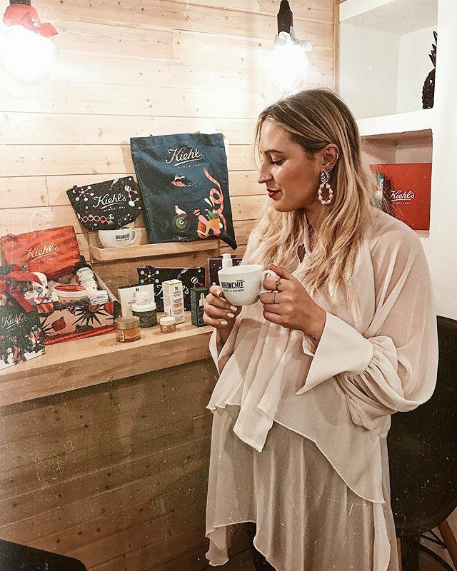 Pues así he celebrado que salgo de cuentas hoy! 🤭Rodeada de amigas bloggers en @brunchit_espana y conociendo las iniciativas de @kiehlsspain, una de mis marcas favoritas! Gracias por ésta tarde tan maravillosa ✨☕️
.
.
{os prometo que ya paro y mañana me quedo en casa 😅} jaja…