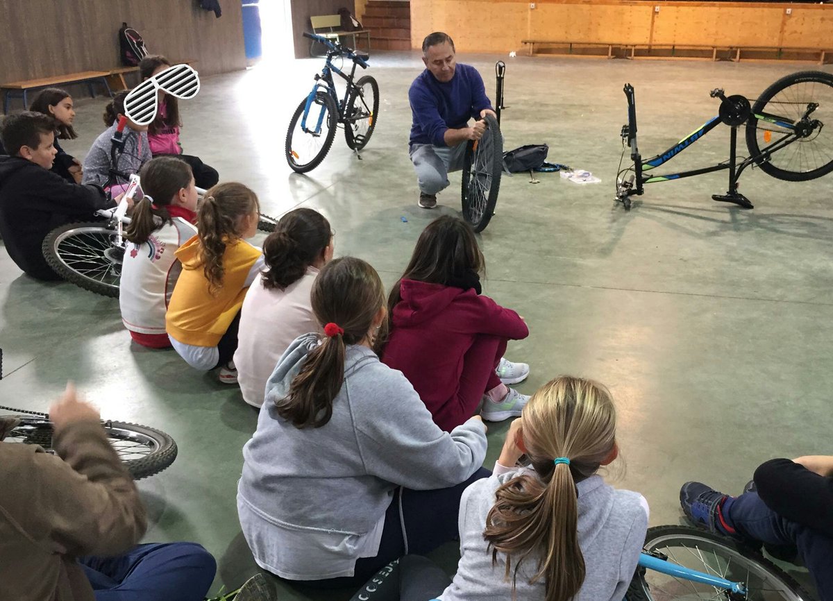 TutorAgente's tweet photo. La segunda sesión de la #Biciescuela es un taller sobre elementos básicos de la bicicleta. Contamos con un colaborador mecánico de bicis,  jubilado, que es un #Crack y que engancha muchísimo con los chavales. ¿De verdad piensas que este proyecto es uno más? GRACIAS #Paco https://t.co/GxqonICGVR