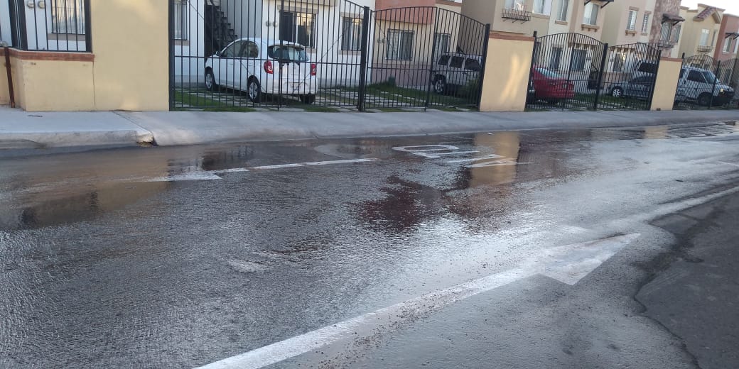 RealSolare's tweet image. Otra fuga... Otro día mas de miles de litros de agua desperdiciada en Real Solare (hoy e el 3er día). Se hará algo o seguirán impunes??? @cea_qro @CEAservcliente @PanchDominguez @SergioLealVinte @Vinte_Mx @ONU_es