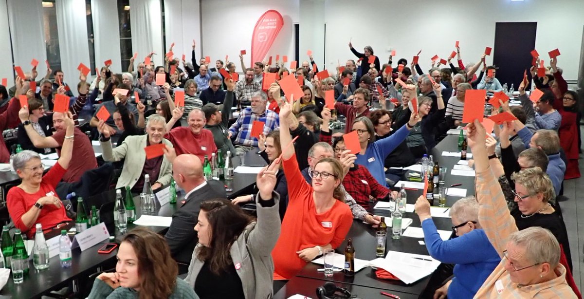 Die SP Kanton Bern hat an ihrem Parteitag beschlossen, eine kantonale Initiative für eine echte #Elternzeit zu lancieren. 

Zudem hat die SP auf die eidgenössischen Wahlen vom 20. Oktober 2019 zurückgeschaut und die Abstimmungsparolen gefasst.

-> MM: bit.ly/2rWuHh4