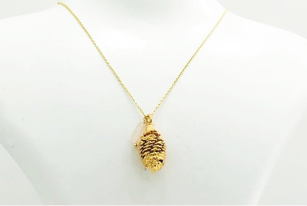 sufidesign's tweet photo. gercek bir çam kozalağı...
250 tl 
gümüş zincir, quartz taş ve 24K altın kaplama. Yılbaşı için özel bir hediye... #kozalak #çamkozalağı #yilbasihediyesi #yılbaşıağacı #hediye #yeniyil #kisiyeozelhediye #taki #mucevher #bağdatcaddesi #bağdatavenue #kazımkulançarşısı #sufidesign https://t.co/NLRZBZdshA