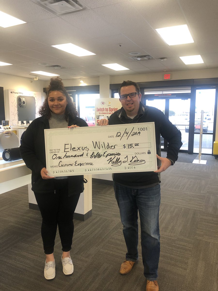 KellyLGomez's tweet image. Newly Hired RC Elexus helped a customer to his car and followed him to the competitors store to help get the account number! Impressive Cust experience! #Epoints #PartnerUp #NoPlaysOff @Rwahba08 @tracySprint @mark_nachman @SprintCentral @ScottTheRPM @SamMain25 @Allison_Sprint