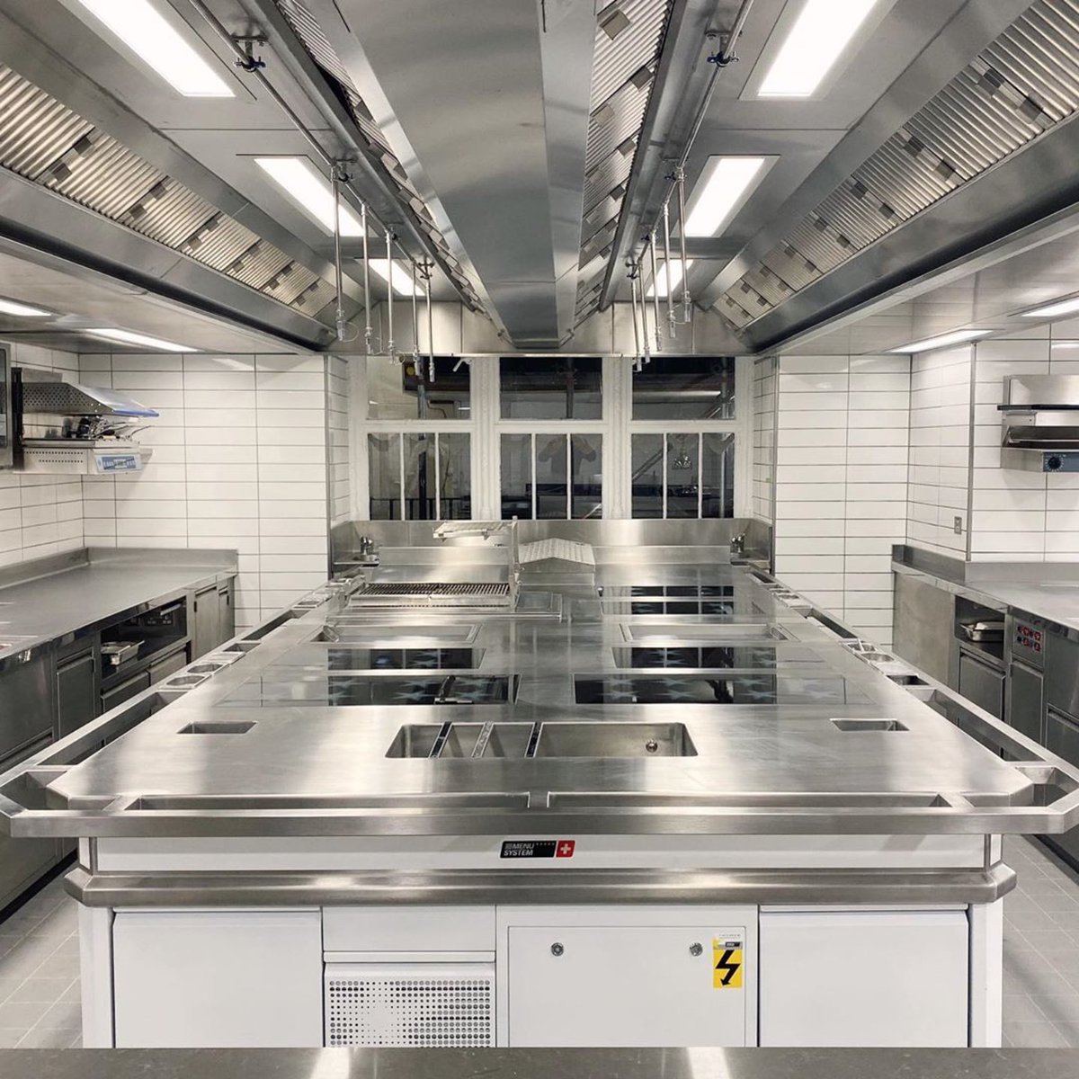 exclusiveranges's tweet image. Yes. That is an @danielramos_drj #menusystem induction range in the new @ClaridgesHotel @chefhumm kitchen for Davies and Brook! We installed it now we can’t wait to try what gets cooked on it! #chef