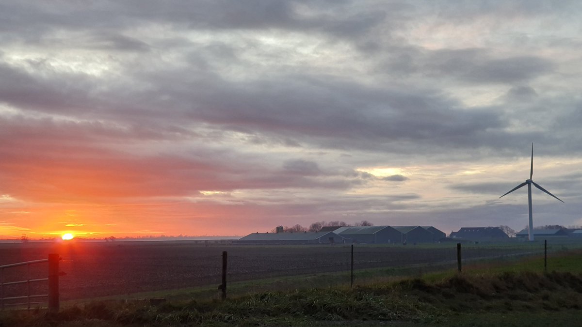 Zonsondergang in het hoge noorden van Nederland.  Een prachtig weids uiitzicht vlakbij de Eemshaven.
<a href="/HetBeleef/">BeleefhetHogelandenOmgeving</a> <a href="/HetHogeland/">Gemeente Het Hogeland</a> <a href="/rtvnoord/">RTV Noord</a> <a href="/Noorderkrant/">Noorderkrant</a> #eemshaven