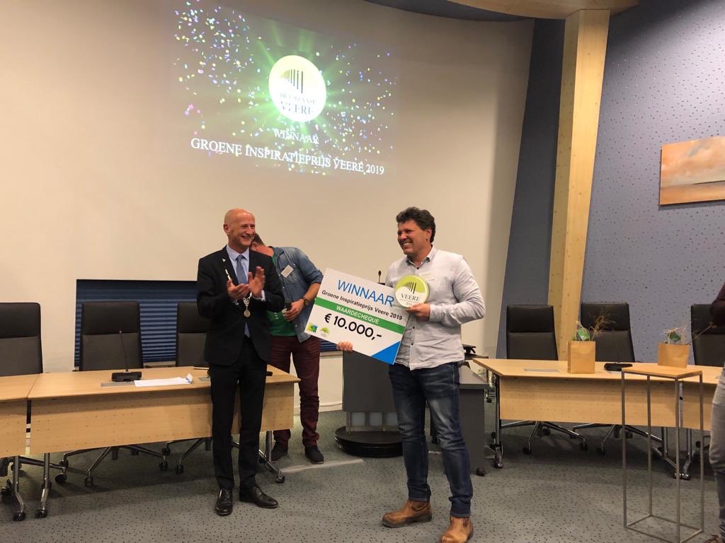 Gemeente_Veere's tweet photo. Zeeuws Hof uit #Biggekerke heeft de Groene Inspiratieprijs Veere 2019 gewonnen! Van harte gefeliciteerd! 💐 Burgemeester v.d. Zwaag reikte vanavond de prijs uit. #duurzaamveere https://t.co/I9VIns1dq5