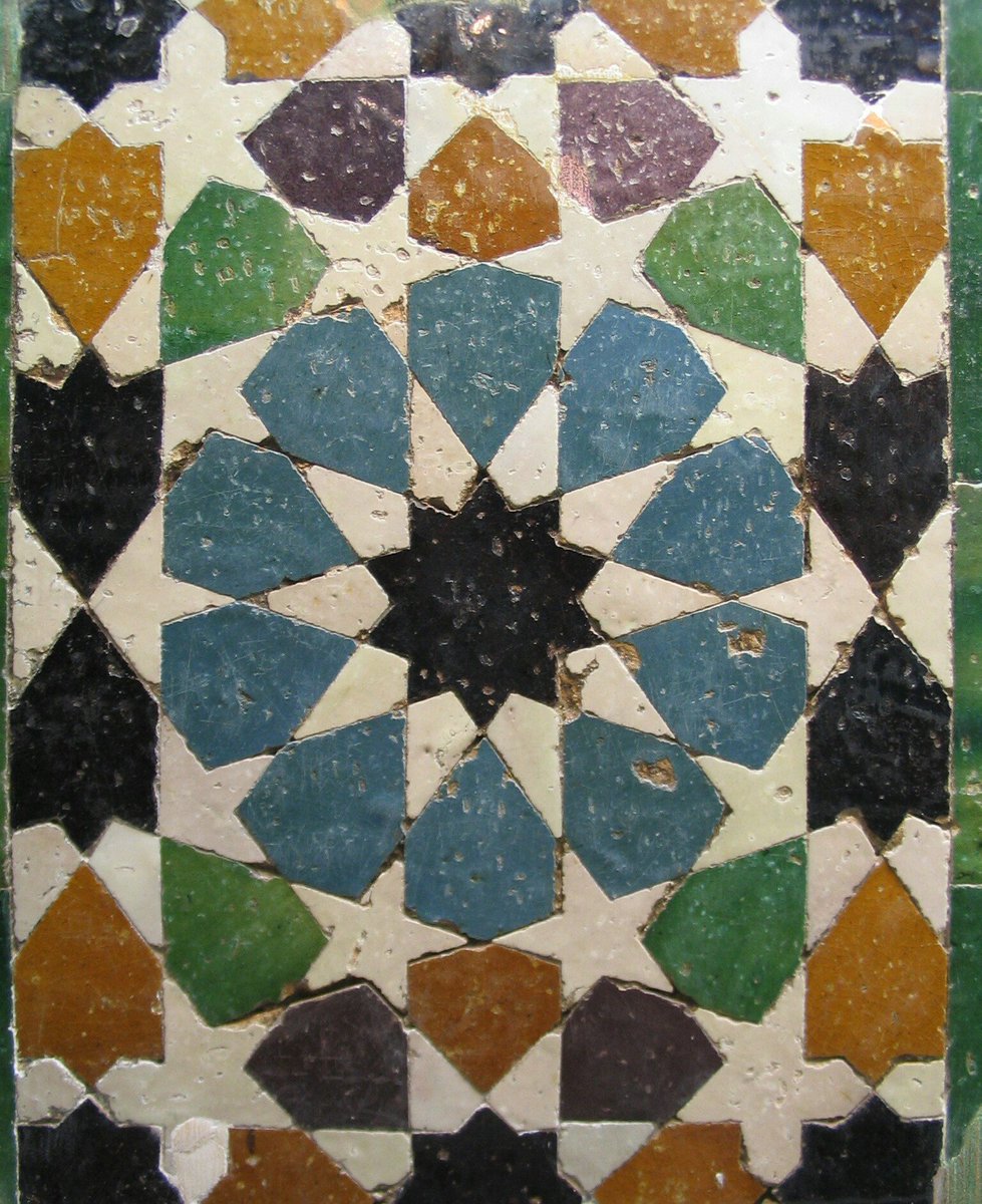 chillbeles's tweet photo. They arrived to the Iberian Peninsula thanks to Al-Ándalus, because of that, it became a fairly powerful area in this type of crafts.
We invite you to come to the Cibeles Palace on December 12 to see the tiles that decorate its interior and celebrate the centenary! https://t.co/Z7yAoEh49n